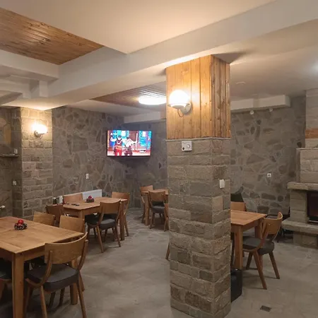 червената къща Guest house Perushtitsa