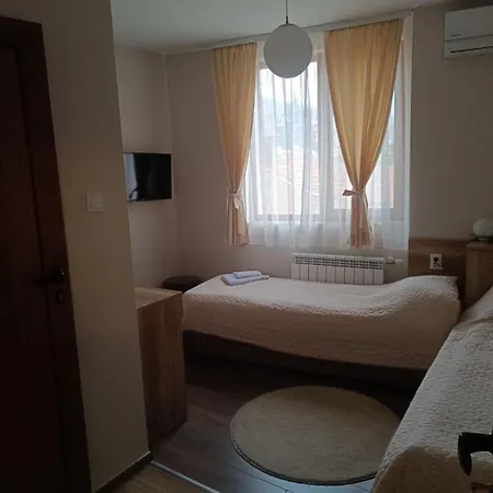 червената къща Guest house Perushtitsa