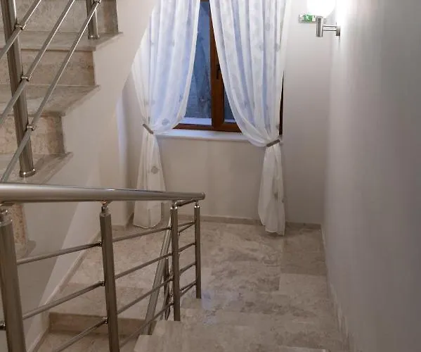 بيت ضيافة червената къща Perushtitsa